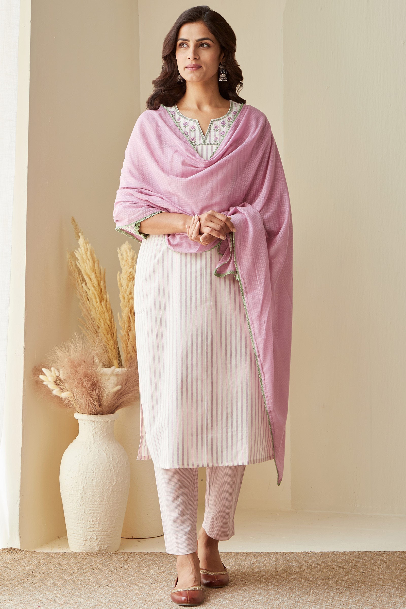 Gulbarg Amira Kurta
