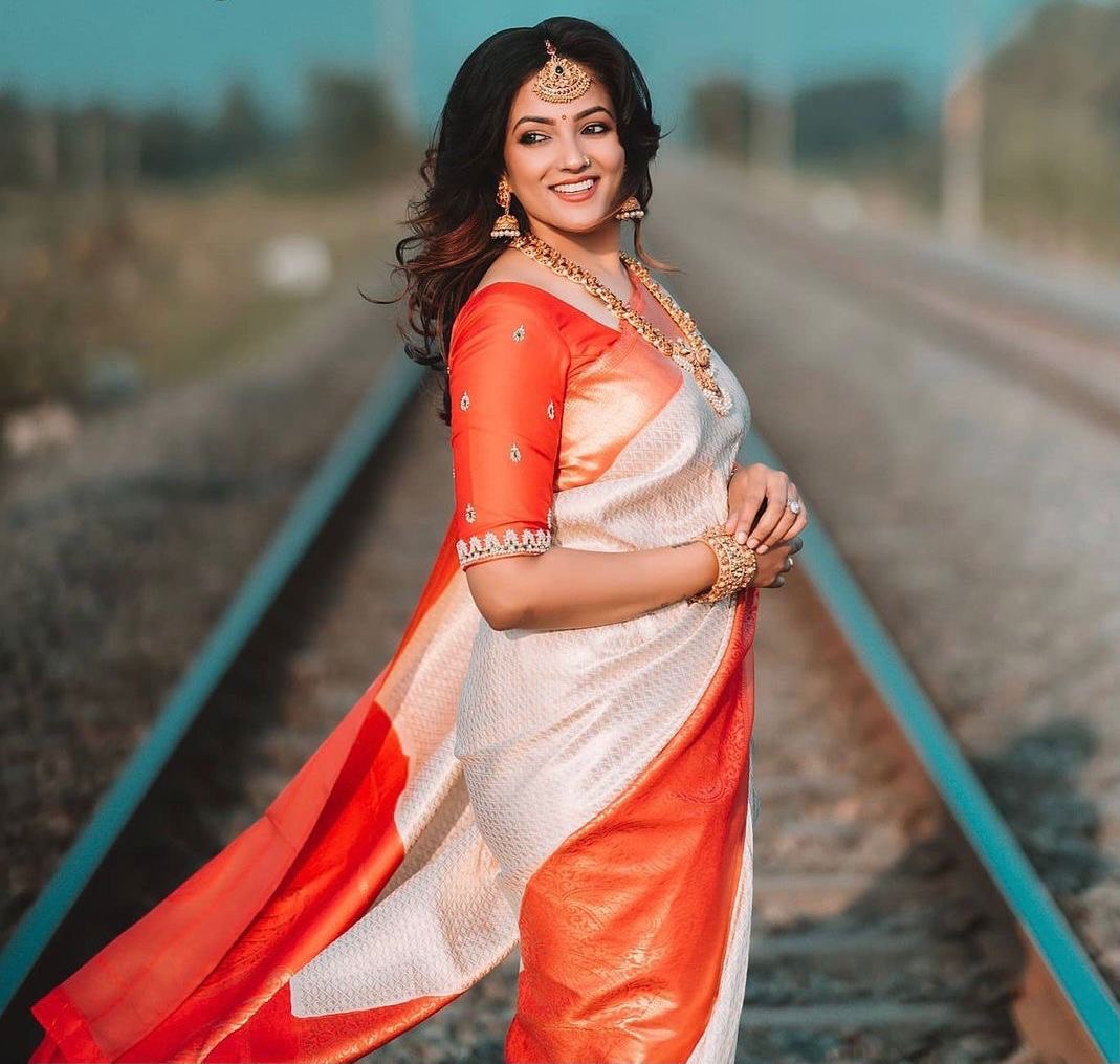 White Kanchipuram Lichi Silk Banarasi Saree with Blouse