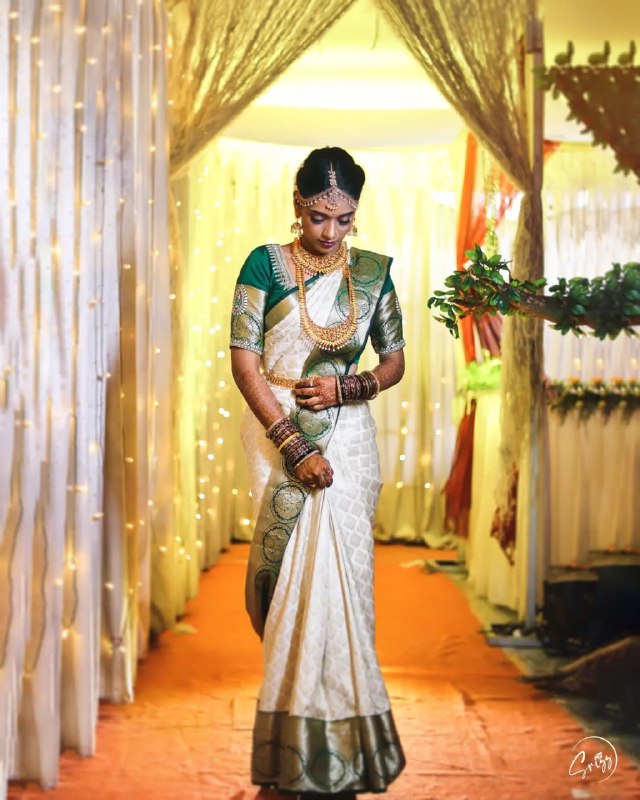 White Pure Silk Banarasi Saree with Kadwa Technique