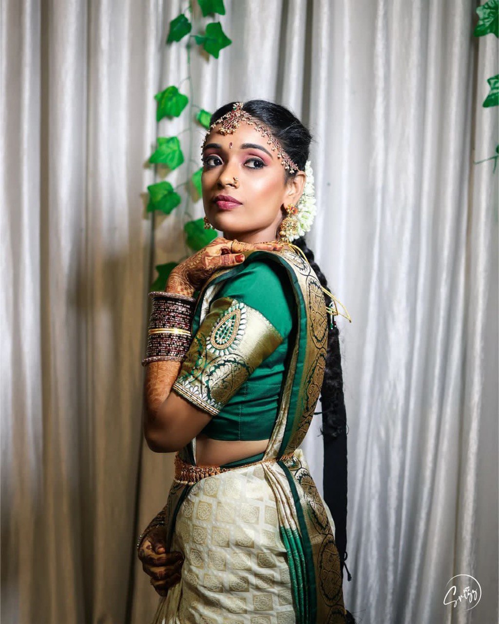 White Pure Silk Banarasi Saree with Kadwa Technique